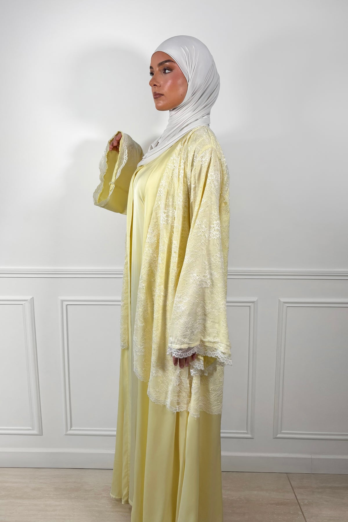 Abaya de créatrice jaune Vanille confectionnée en France