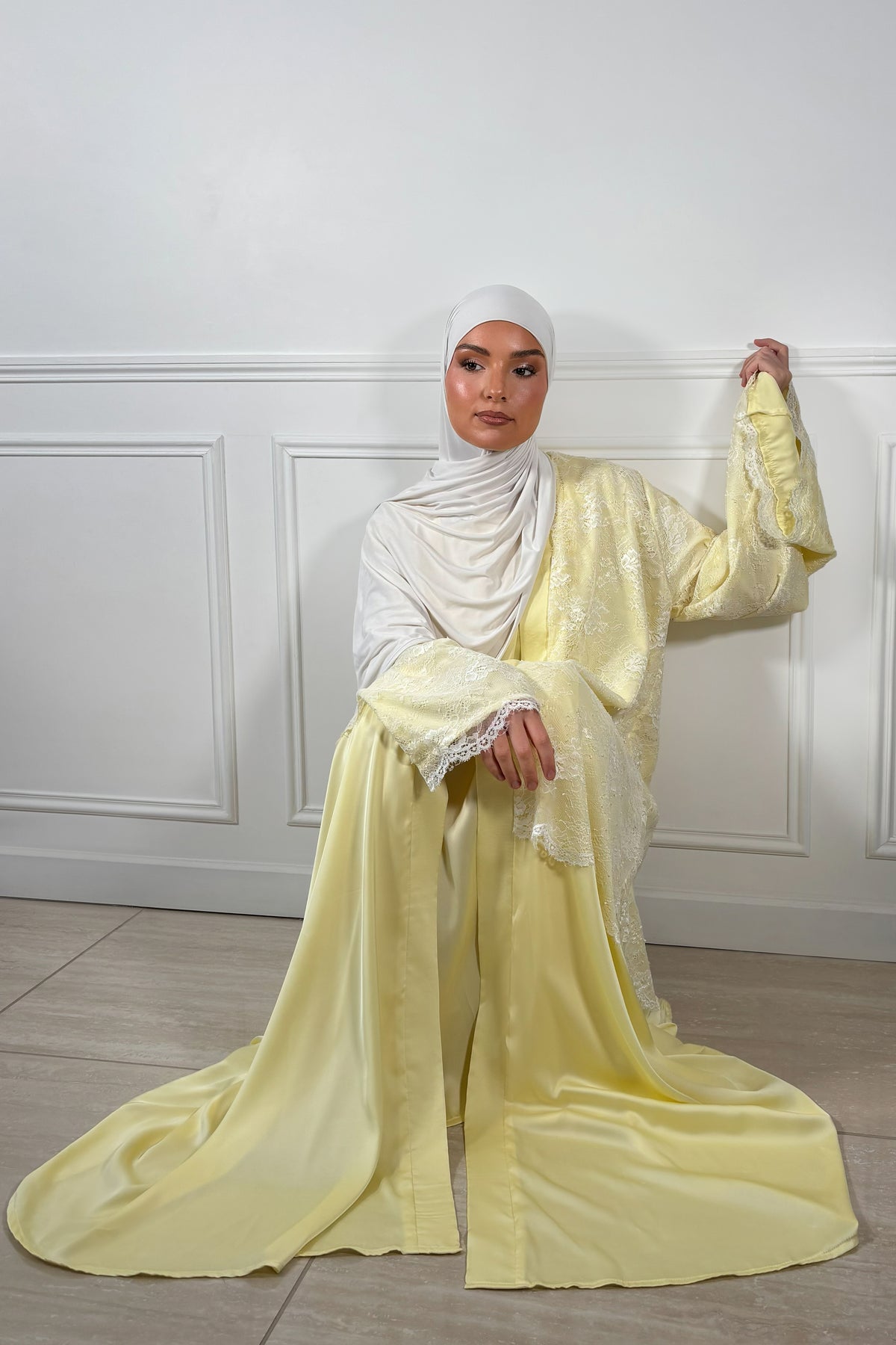 Abaya jaune élégante en soie et dentelle pour mariage et Eïd