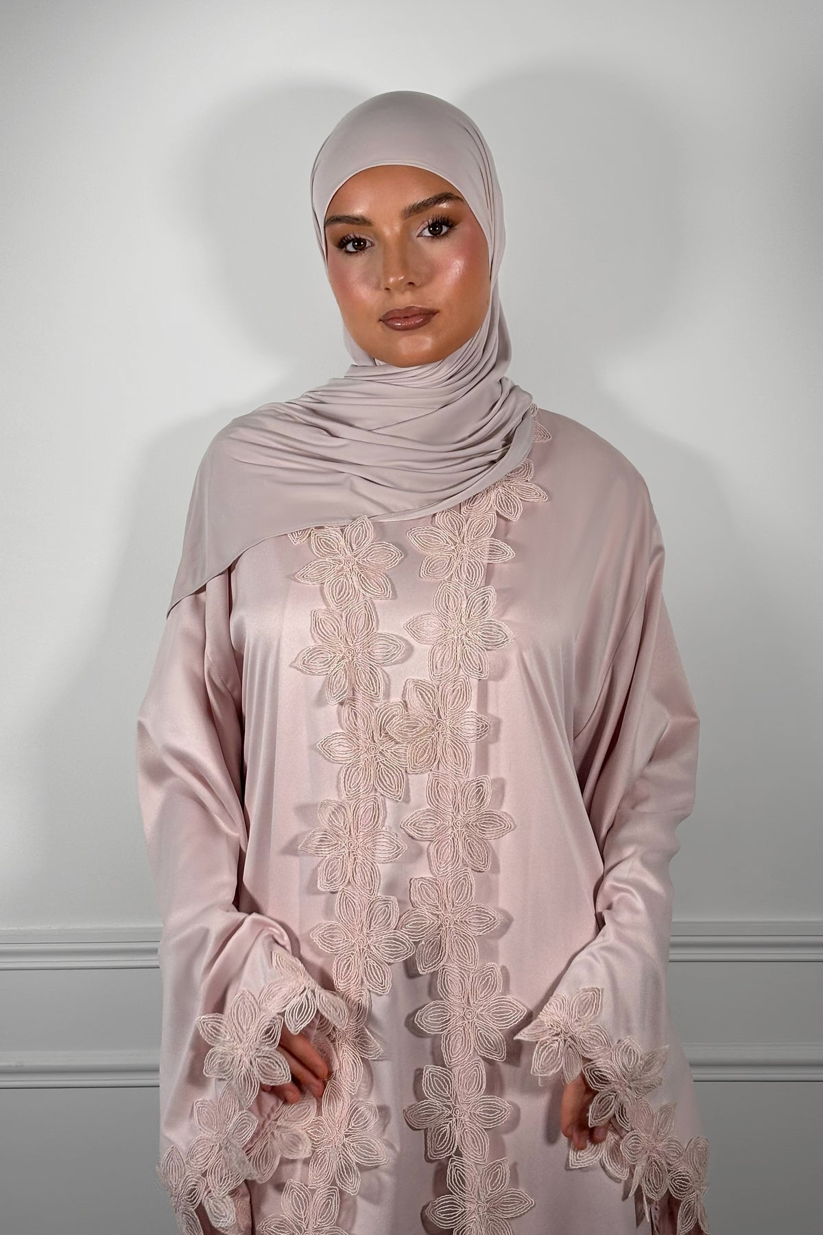 Abaya rose en dentelle florale Jasmin – AL ANI