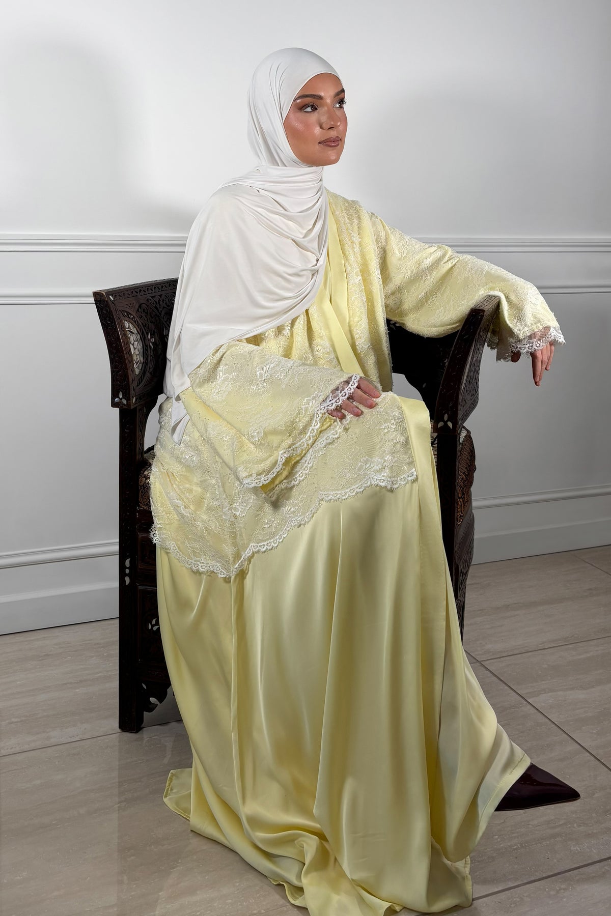 Abaya jaune en satin de soie et dentelle française
