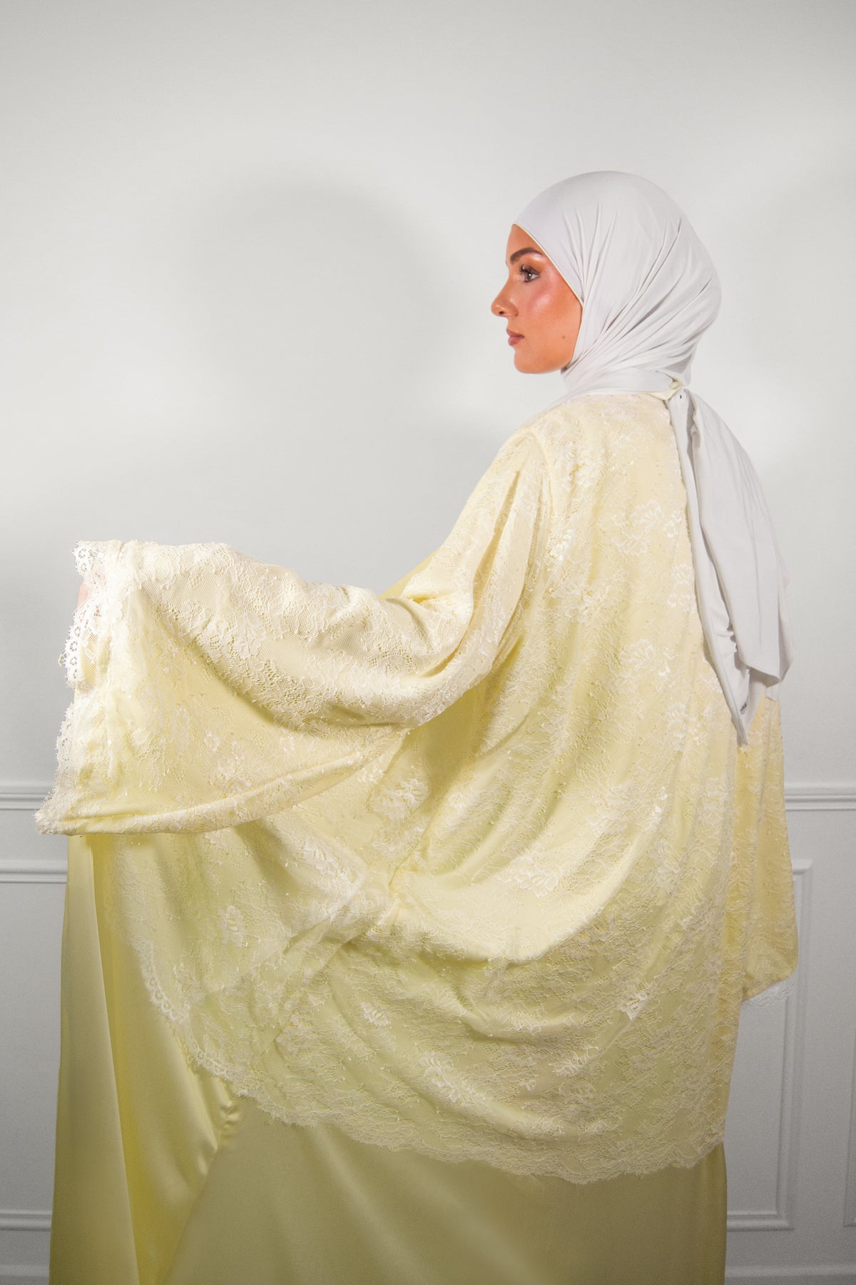 Détail satin de soie jaune beurre de l’Abaya Vanille