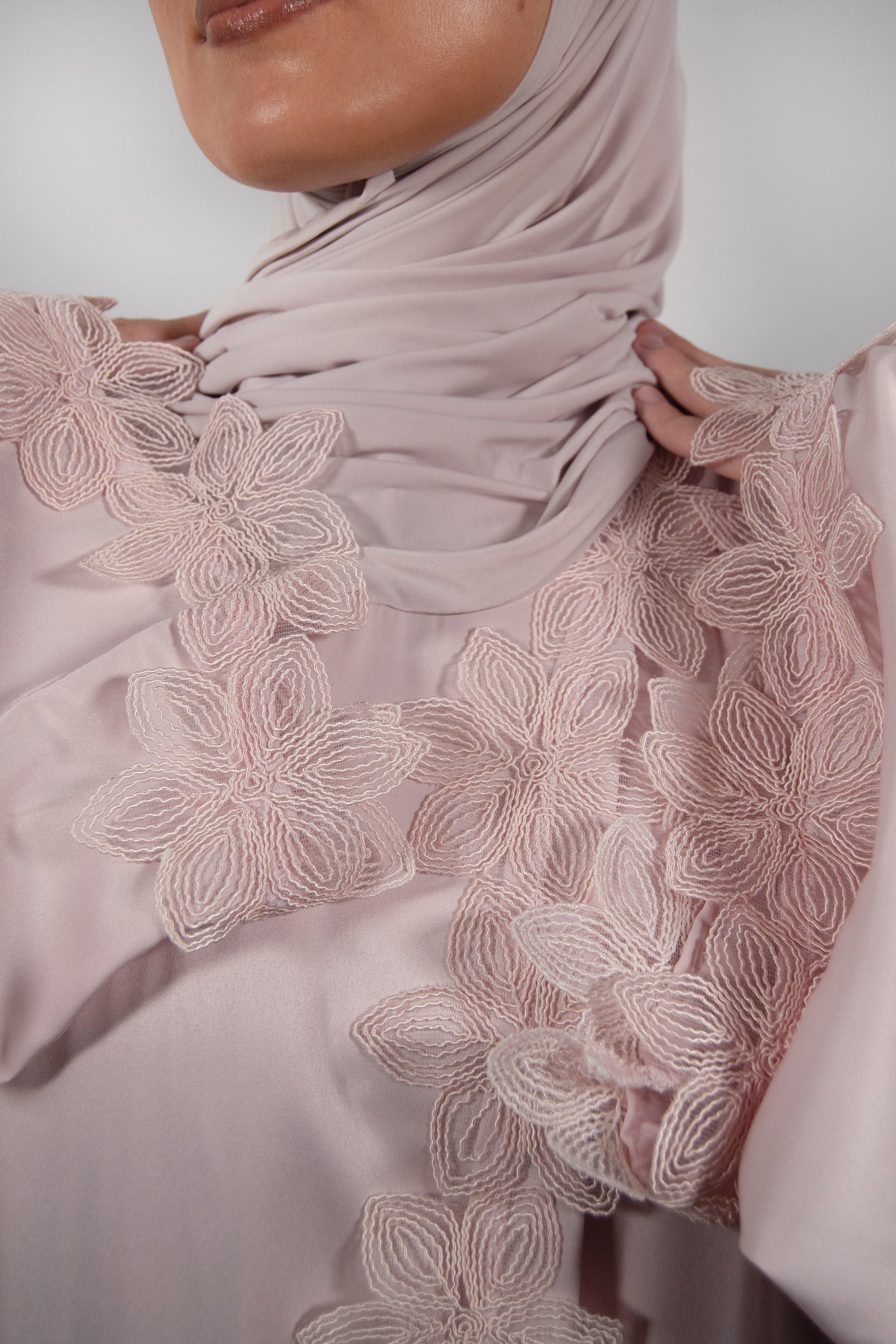 Détail dentelle florale de l’Abaya Jasmin