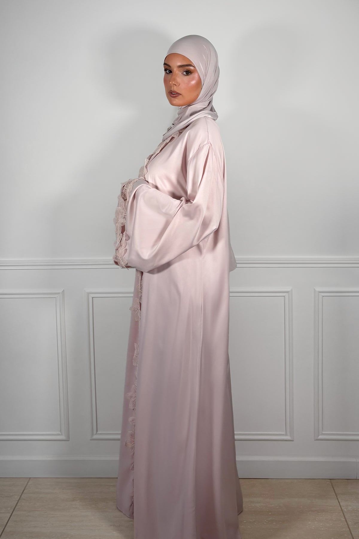 Abaya de créatrice rose Jasmin confectionnée en France