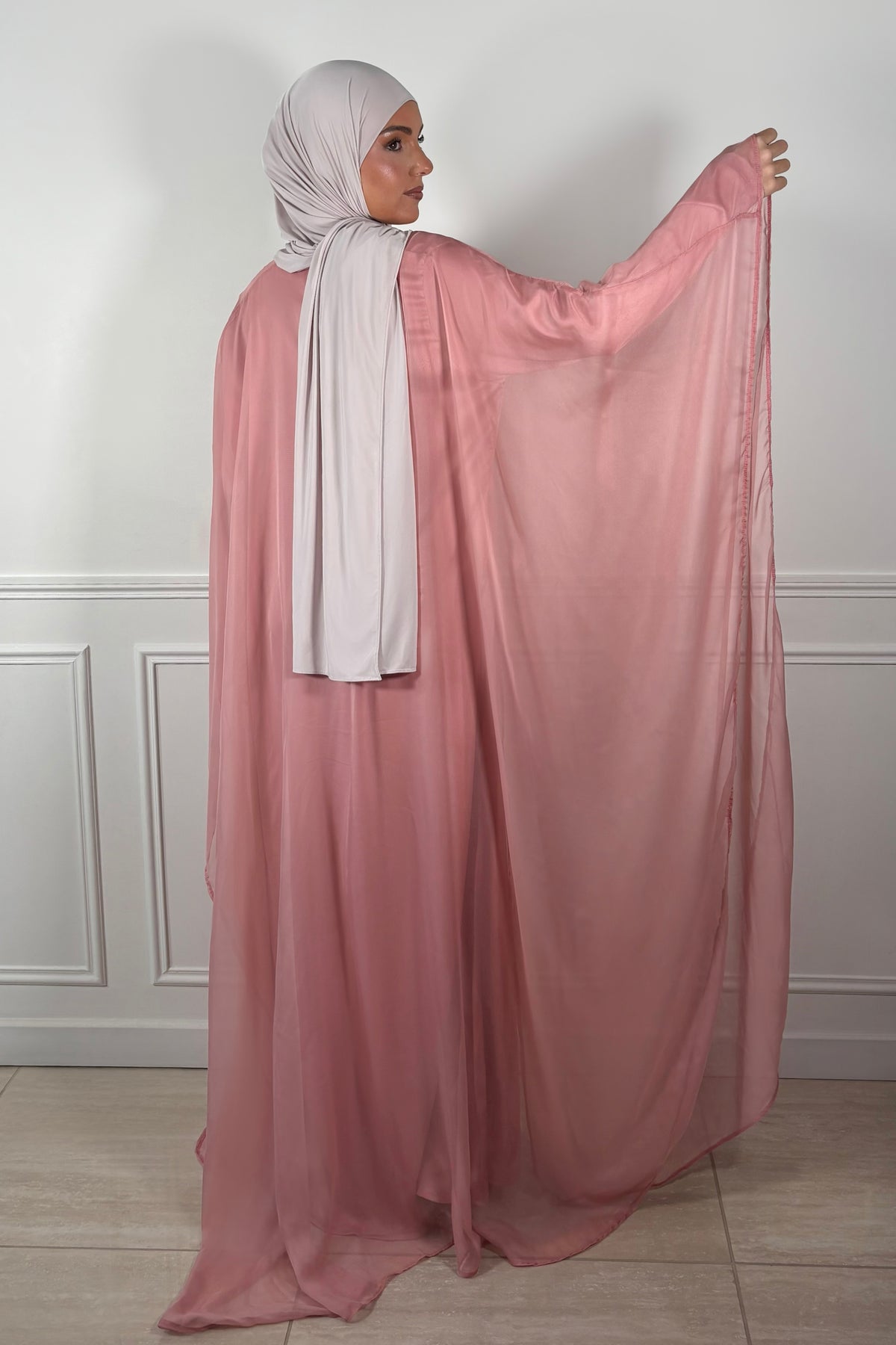  Détail mousseline rose de l’Abaya Pivoine