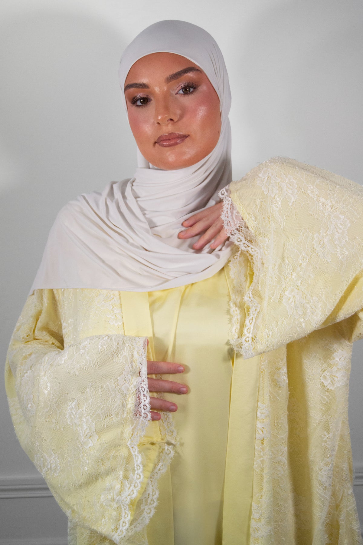 Détail dentelle française de l’Abaya Vanille