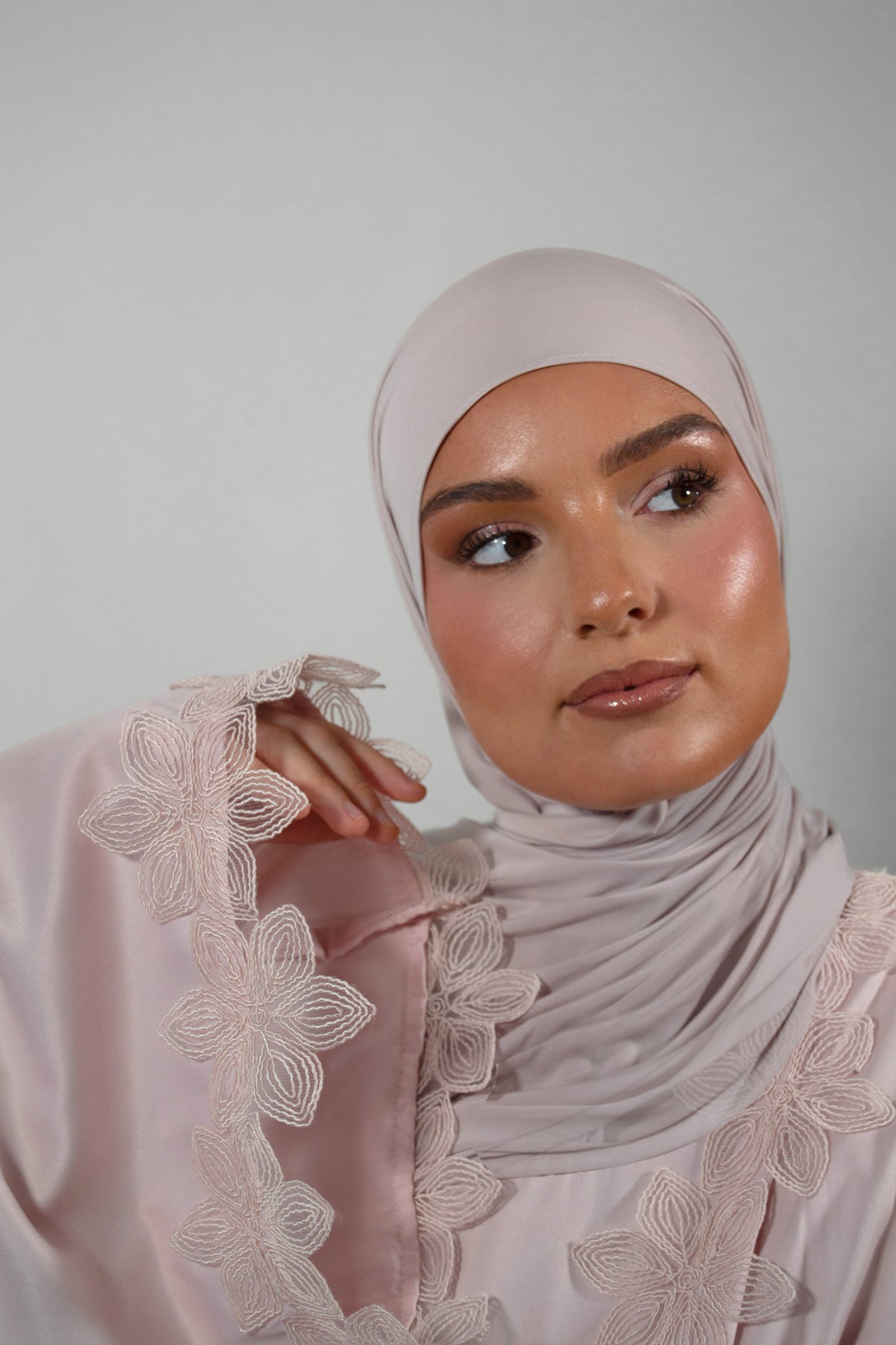 Abaya rose élégante en dentelle pour mariage et Aïd